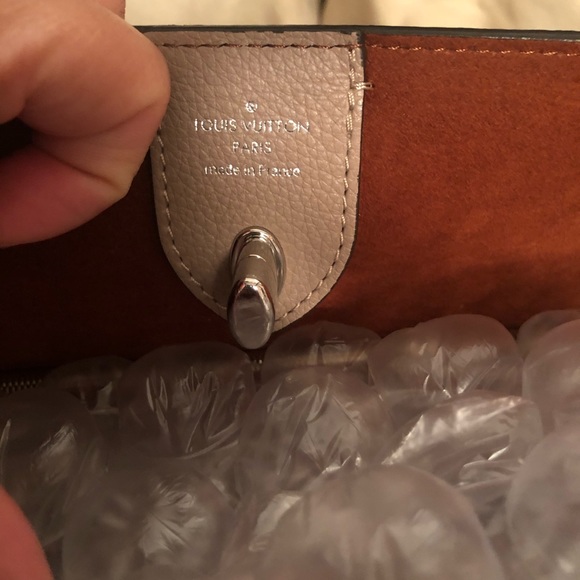 ⚜️Gorgeous Louis Vuitton Shoulder Lockme Tote ⚜️ - Picture 5 of 8